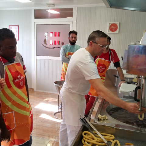 Churro making courses: frying churros